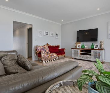 Large family home in the sought-after Halls Head area of Seascapes - Photo 5