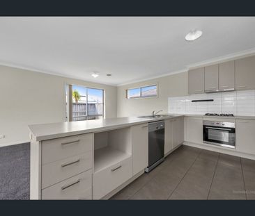 Large 4 Bedroom Home with Spacious Rear Yard - Photo 3