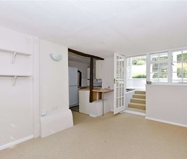 A spacious two bedroom detached cottage in the village of Cookham Dean - Photo 5