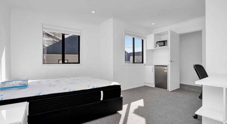 Power & Internet included - singles and couples considered - close to University - Photo 5