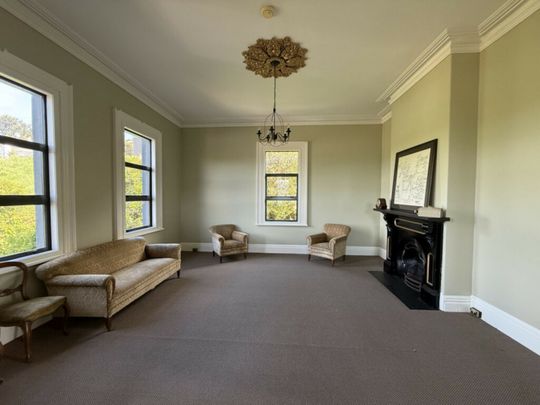 5 Bedroom Home with Sweeping Harbour Views - Photo 1