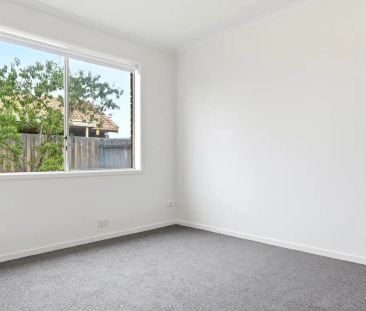 Freshly painted and new carpets! 3 Bedroom Living in Wyndam Vale! - Photo 3