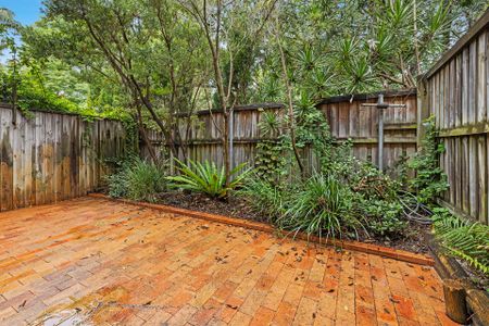 Newly Renovated North Facing Split Level 3 Bedroom Townhouse - Photo 5