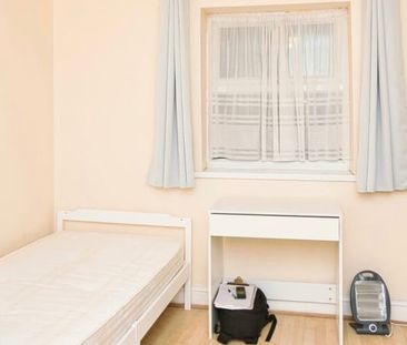 Studio Flat, Beccles Drive, IG11 - Photo 3