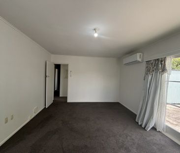 Available NOW - 3 Bedrooms School Zone, Recently Renovated - Photo 5