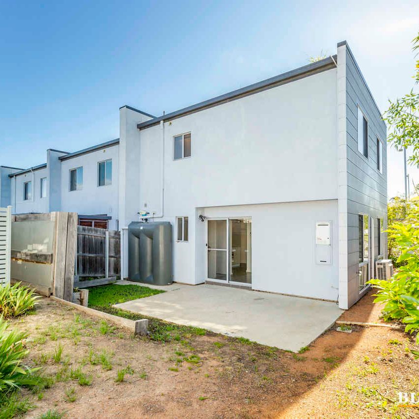 Three bedroom townhouse in perfect location - Photo 1