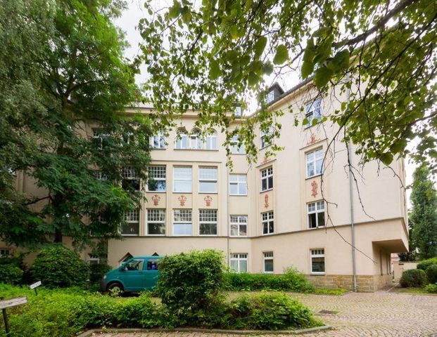 Traum Dachgeschosswohnung mit Terrasse / Maisonettestil - Foto 1