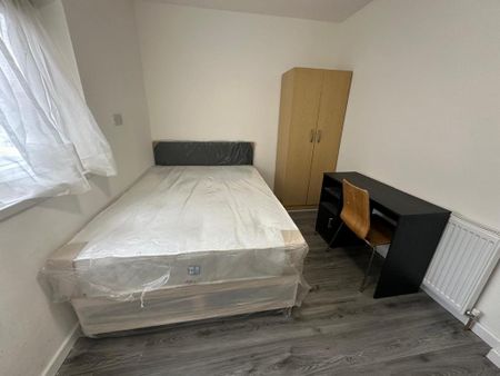 1 bedroom in a house share to rent - Photo 2