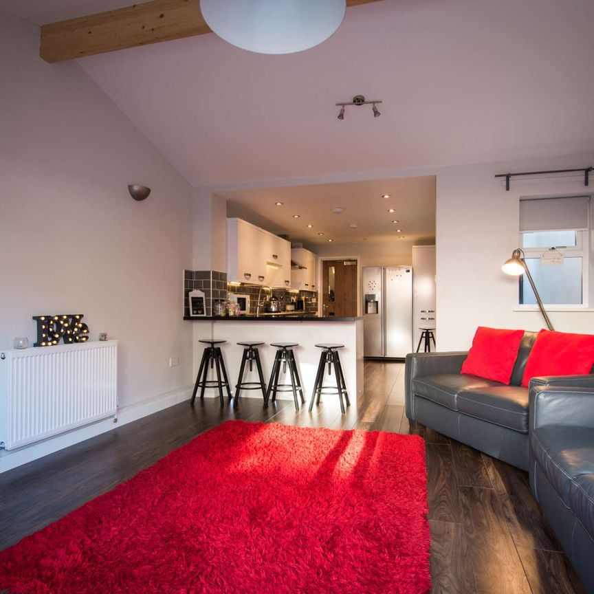 Modern with beautiful original features - Photo 1