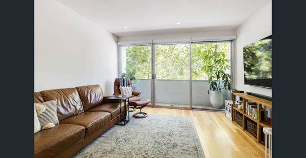 This chic, stylish three-level home you in the heart of the Adelaide CBD. - Photo 1