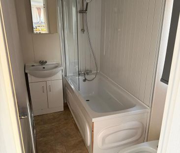 2 bedroom park home to rent - Photo 2