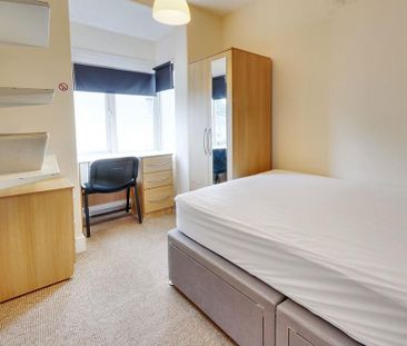 4 bedroom end of terrace house to rent - Photo 3