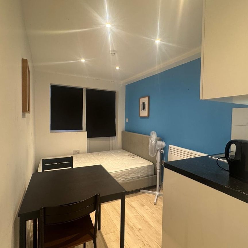 Studio Flat, Rock St, N4 - Photo 1