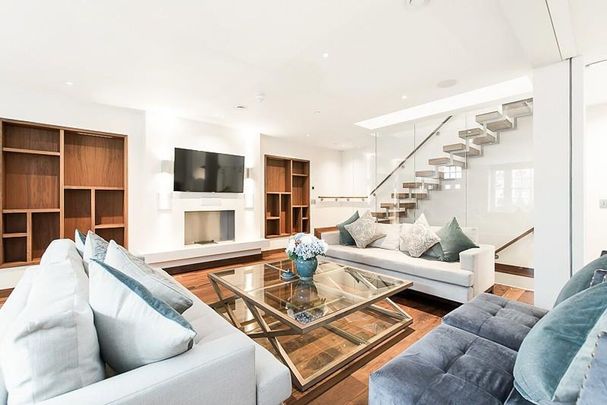 A beautifully presented and contemporary three-bedroom mews house to rent in the heart of Belgravia, SW1. - Photo 1