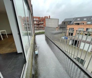 Ruim, sfeervol appartement met 2 slaapkamers, terras en een autosta... - Photo 4