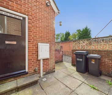 2 bedroom Maisonette to rent - Photo 2