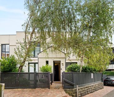 Effortless living in a vibrant lifestyle position - Photo 2