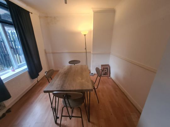 4 Bed - 149 Ash Road, Headingley, Leeds - LS6 3HD - Student - Photo 1