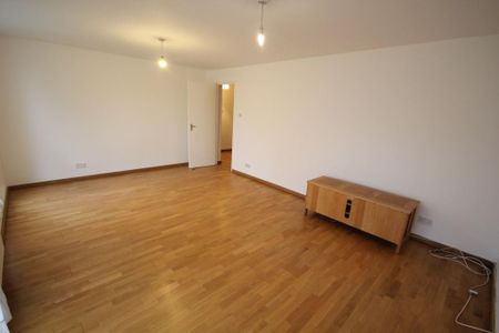 3 bedroom flat to rent - Photo 3