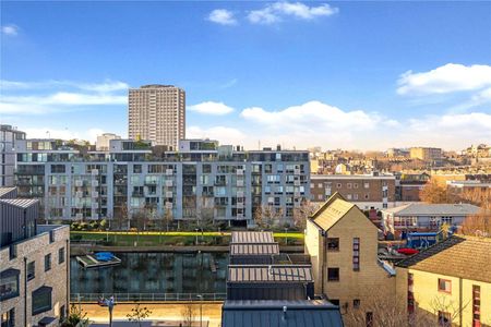 An extremely spacious duplex apartment offering excellent canal views just a short walk from Old Street and Angel. - Photo 5