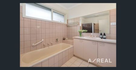 Light-Filled, Family-Friendly Unit in Bentleigh East - Photo 3