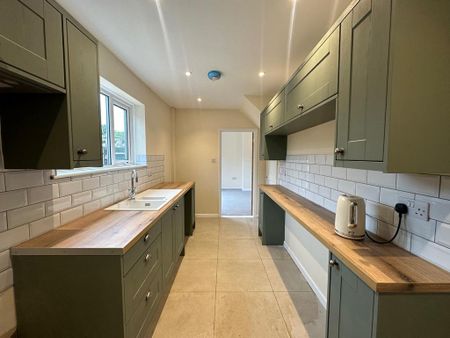 4 bedroom semi-detached house to rent - Photo 2