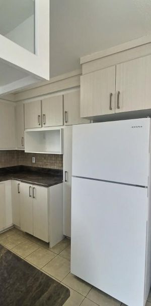 Saint Léonard- 4 1/2 2e étage semi meublé: cuisinière,frigo, table avec 6 chaises,matelas queen,rideau - Photo 1