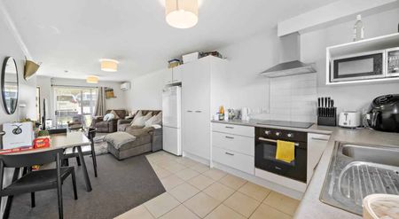 Tucked away, sunny + tidy townhouse - Photo 2