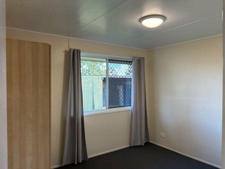 RE-LISTED Crawford 2 bedroom + Study home on large block of land - Photo 3