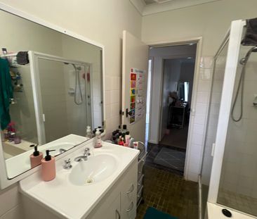 Tidy Two Bedroom Unit - Photo 5