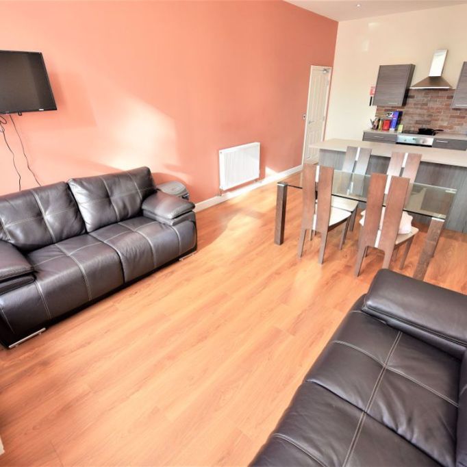 2 bedroom Flat in Aire Street, Leeds - Photo 1