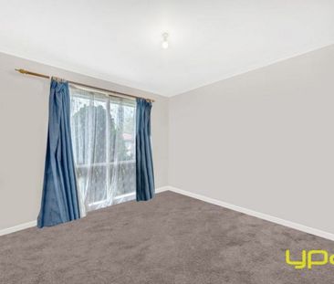 Charming Cranbourne West Family Home - Photo 2