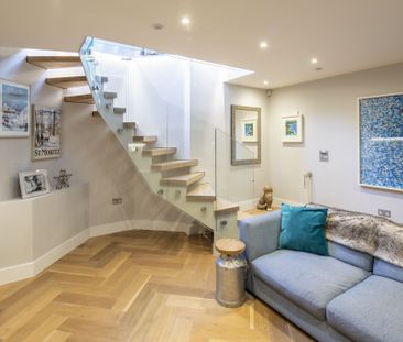 Luxurious Three-bedroom Character Property TO LET In Battersea - Photo 1