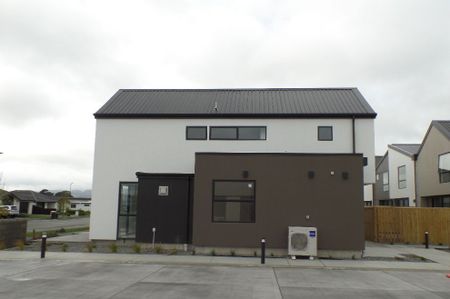 Are you searching for a stylish and comfortable, three bedroom townhouse to call home? Look no further! - Photo 5