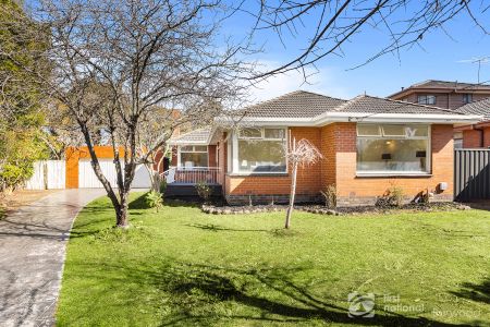 5-Bedroom Family Home in a Peaceful Glen Waverley Cul-de-Sac - Photo 2