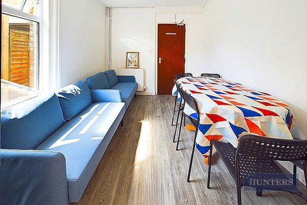 5 bedroom end of terrace house to rent - Photo 1