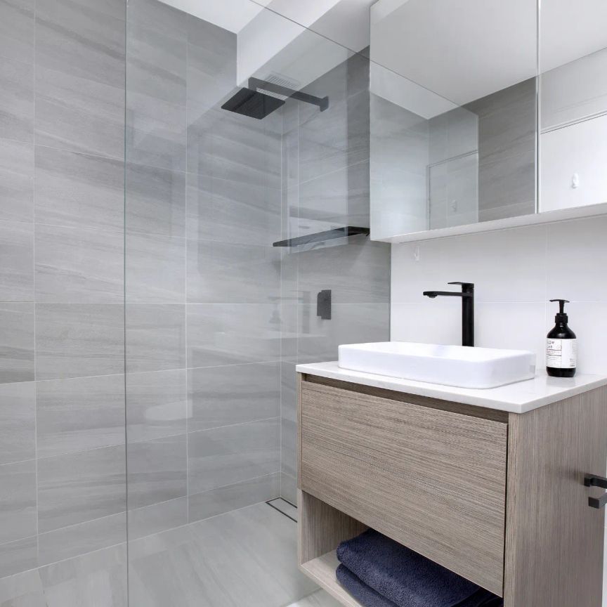 Amongst The Tree Tops. Recreated Apartment of The Highest Standard- Lift Access - Photo 1