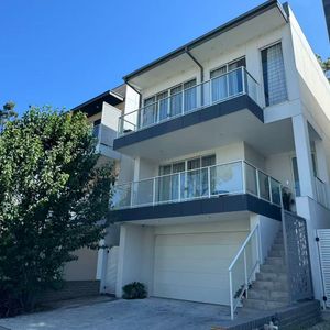 Luxurious Family Home with Designer Finishes & Spacious Living! - Photo 2