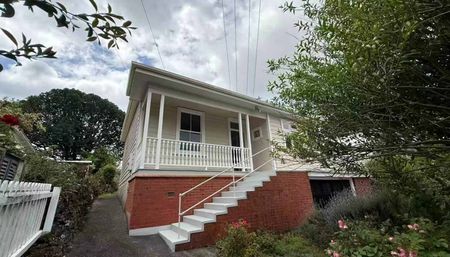 Classic Mt Eden home 5 Bedrooms, 2 Bathrooms - Photo 5