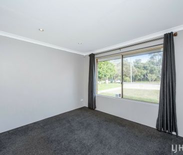 Tidy & Ideally Located Opposite a Family-Friendly Park - Photo 4