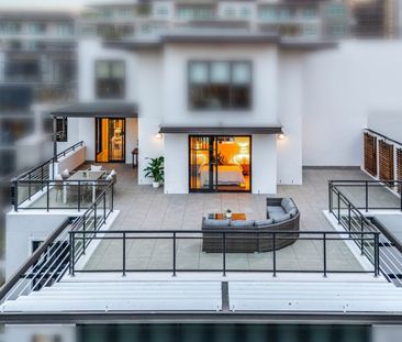 Whole floor sub-penthouse with panoramic water views - Photo 2