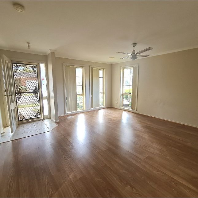 Located in the heart of The Lakes in South Morang! - Photo 1