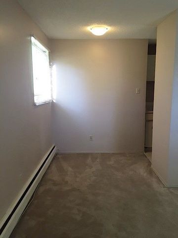 Cozy 1-Bedroom Apartment in Quiet Bankview Neighborhood - Photo 2