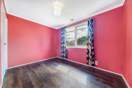 8 Dobell Crescent, Werribee VIC, Belconnen - Photo 3