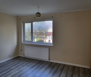 2 bed Terraced in Woodrush Way , Romford, RM6 5BL - Photo 5