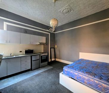 Fully Furnished private room in Prime Location - Photo 1