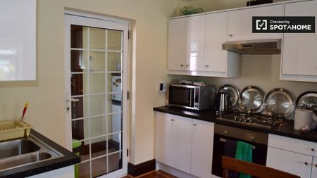 Great room in 3-bedroom apartment in Cabra, Dublin - Photo 2