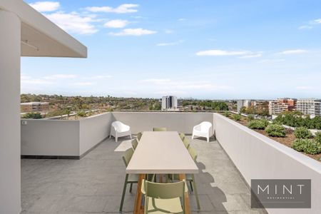 Modern | Furnished, designer studio for lease - Photo 5