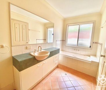 Comfortable 3 Bedroom Villa Within Gated Community - Photo 3