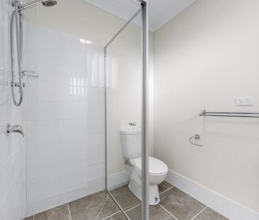 Affordable Designer Unit – Minutes to the Train, all bills included! - Photo 5